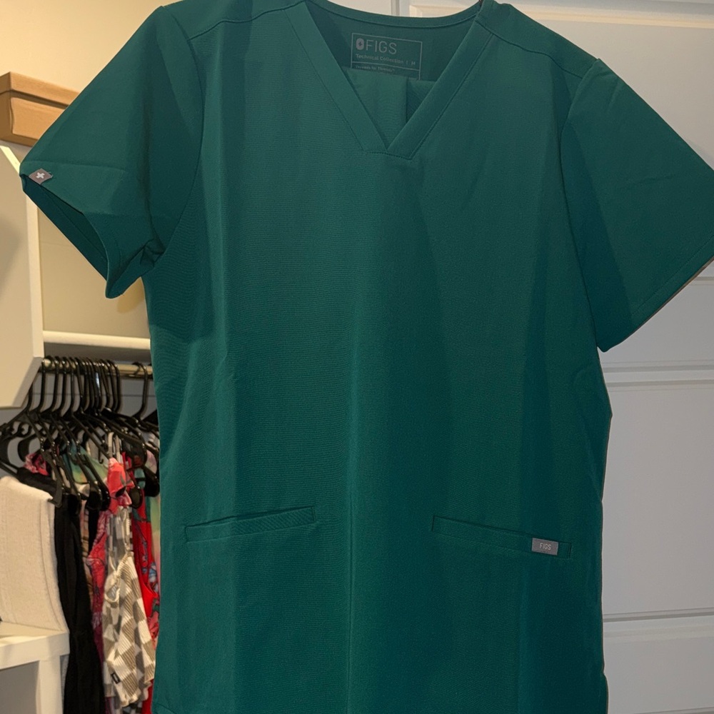 FIGS Green Scrub Top With Matching Joggers.